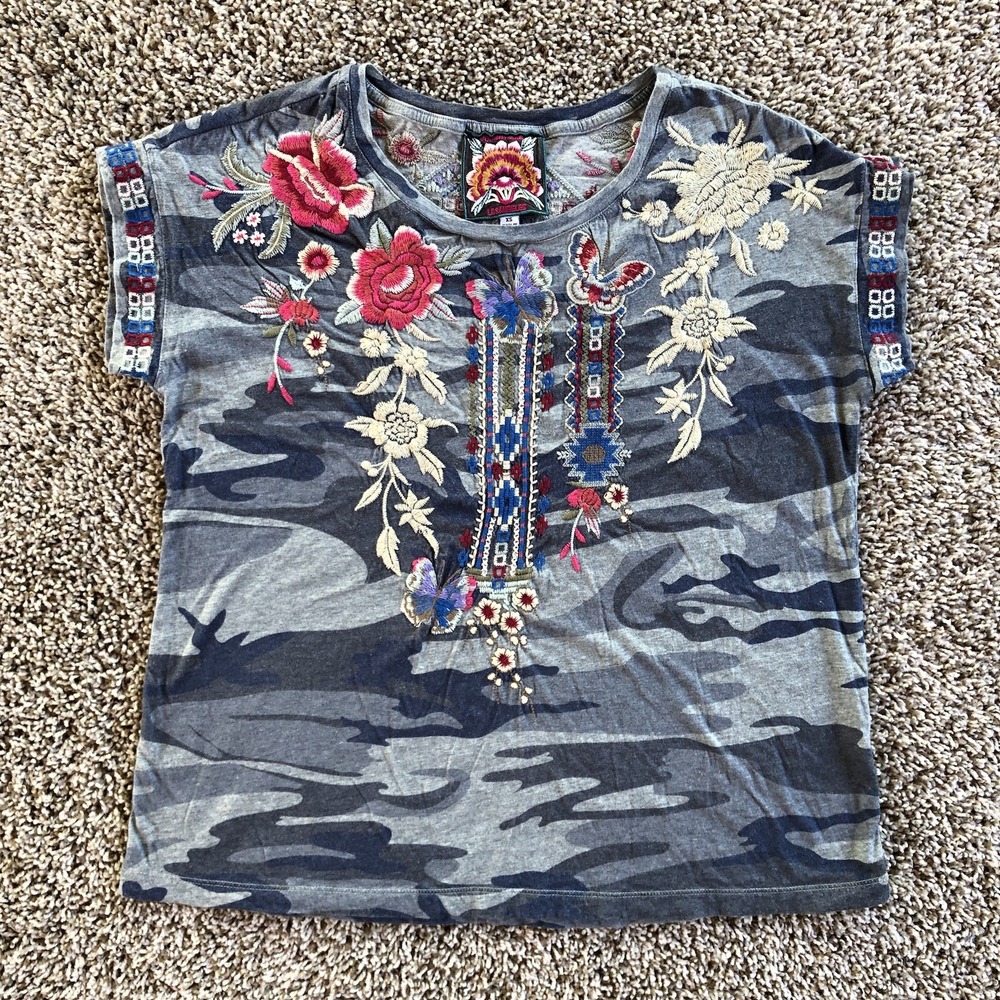 Johnny Was Los Angeles Top Shirt Womens Size XS Embroidered Floral Camo Blouse